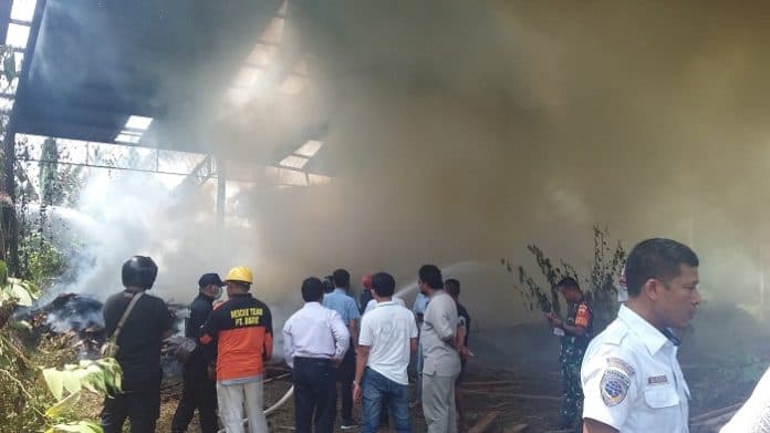 petugas_berjibaku_padamkan_api_bekas_pabrik_mebel_di_sinaksak