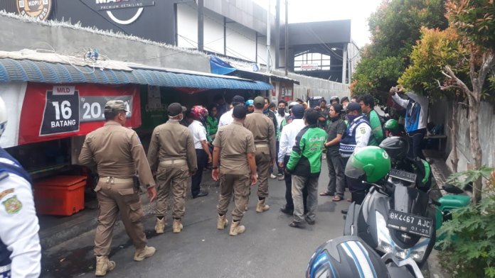 petugas_gabungan_bubarkan_puluhan_ojek_online_yang_nongkrong_di_warung