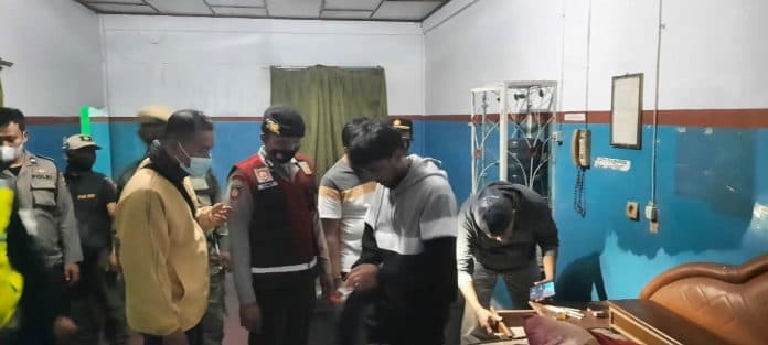 petugas_gabungan_razia_hotel_dan_thm_di_siantar