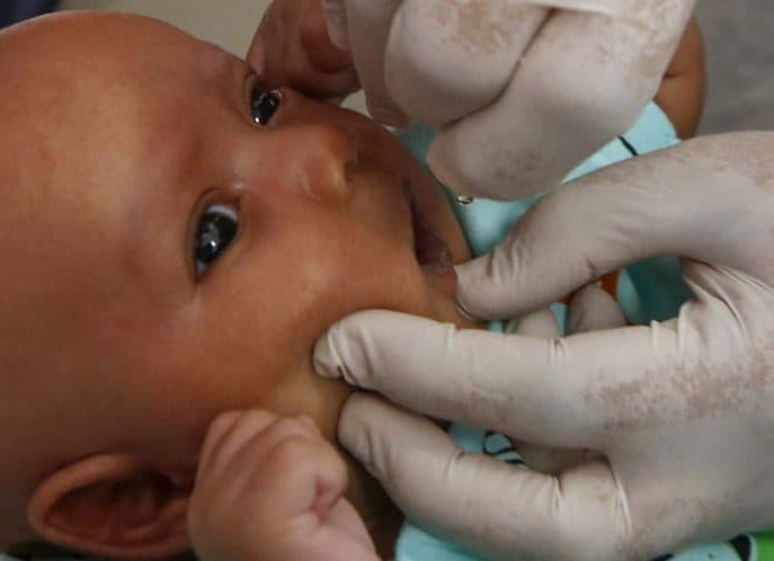 petugas_imunisasi_medan_menyasar_balita_di_pusat_perbelanjaan