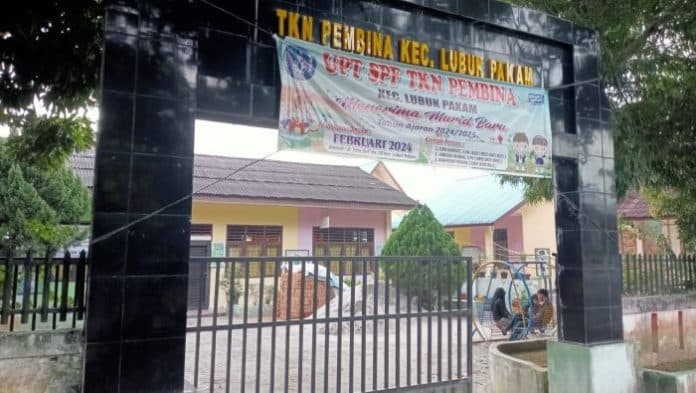 petugas_kebersihan_masjid_tak_jadi_sekolahkan_anaknya_di_tk_negeri_lubuk_pakam