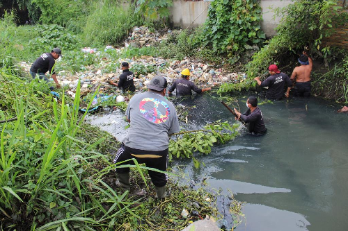 petugas_kecamatan_medan_helvetia_gotong_royong_bersihkan_sampah_di_sungai_bedera