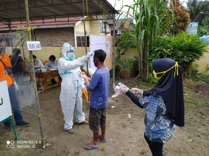 petugas_kpps_menggunakan_baju_hazmat_di_pilkada_2020