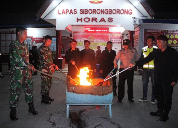 petugas_lapas_klas_ii_b_siborongborong_razia_wbp_ini_hasilnya