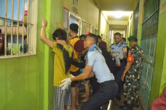 petugas_lapas_medan_geledah_kamar_hunian_wbp_ratusan_handphone_dimusnahkan