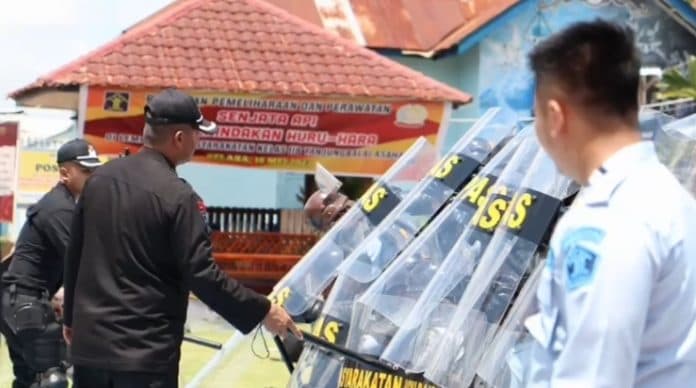 petugas_lapas_tba_diajarkan_pelatihan_penindakan_huru_hara