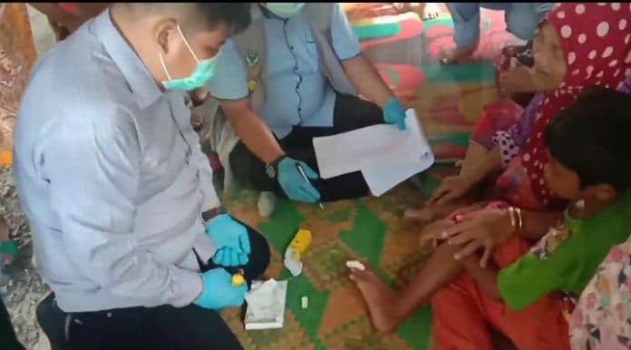 petugas_medis_keliling_periksa_kesehatan_warga_terdampak_banjir_di_asahan