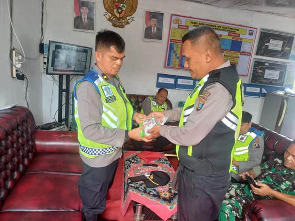 petugas_posyan_polres_labuhanbatu_dapat_bekal_kesehatan