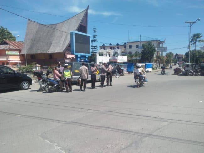 petugas_prokes_yustisi_cegat_warga_tak_pakai_masker