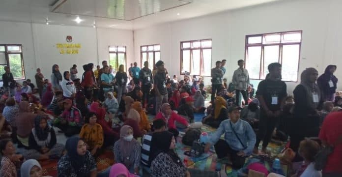 petugas_sorlip_membludak_kpu_simalungun_hentikan_sementara_proses_pelipatan_surat_suara