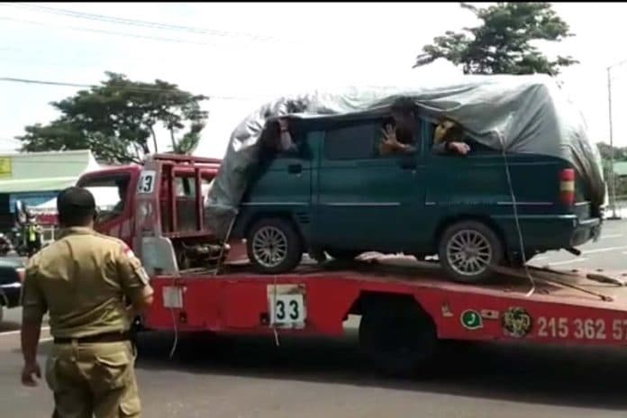 petugas_tangkap_basah_pemudik_diangkut_dengan_truk_towing