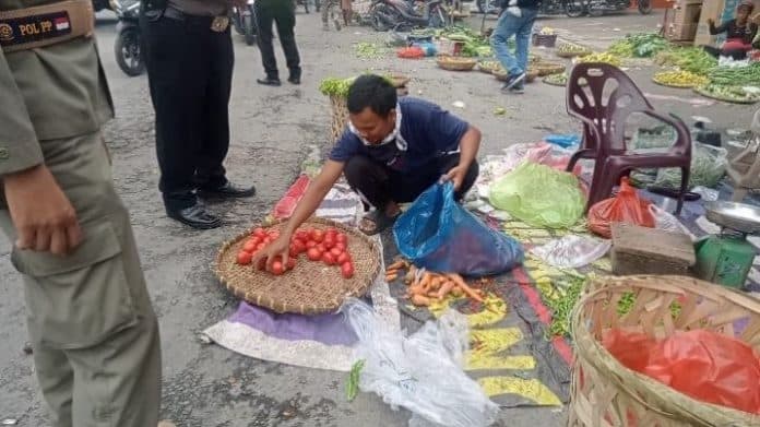 petugas_tertibkan_pedagang_dan_pengendara_di_pasar_kampung_lalang
