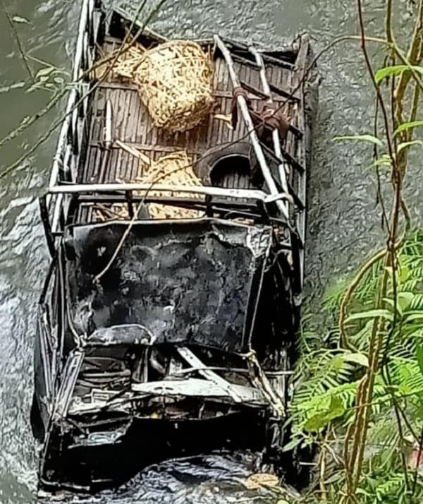 pick_up_masuk_jurang_di_simalungun_supir_belum_ditemukan