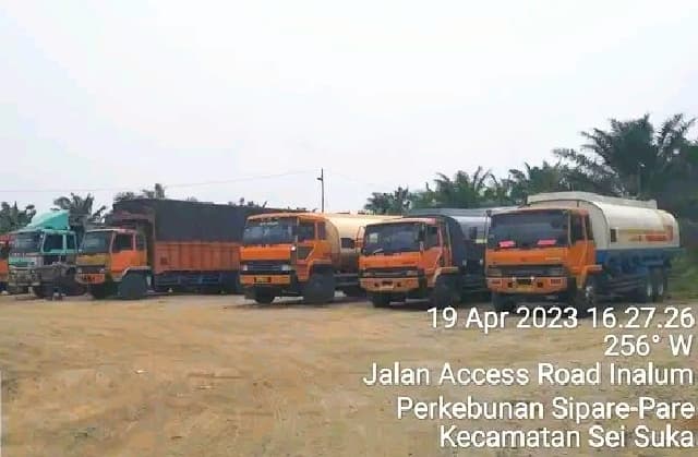 picu_kemacetan_jalinsum_satlantas_polres_batu_bara_amankan_34_truk_angkutan_barang