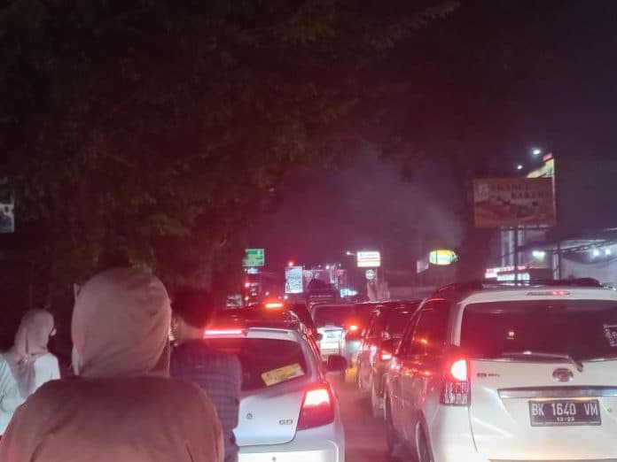 picu_kemacetan_lebih_dari_12000_kendaraan_melintas_dari_siantar_menuju_toba
