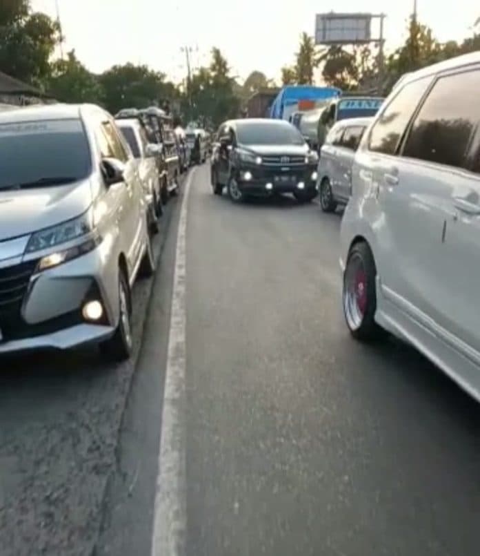 pikap_dan_truk_tabrakan_jalur_sibolangit_macet_dari_malam_hingga_pagi_hari