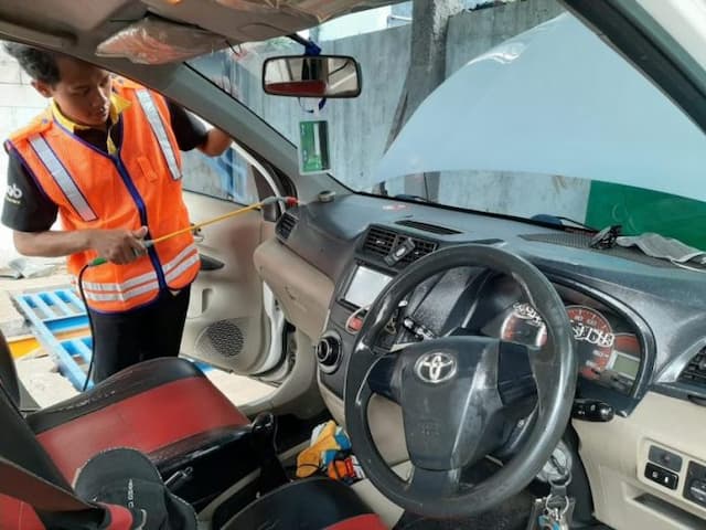 pikirkan_sebelum_mobilmu_disemprot_desinfektan