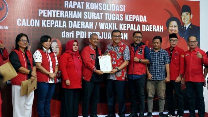 pilkada_deli_serdang_pdip_serahkan_surat_tugas_ke_asri_ludin_tambunan