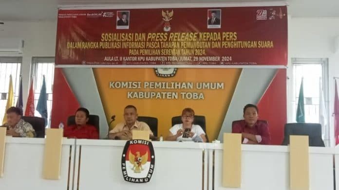 pilkada_di_toba_bukan_hanya_kotak_suara_yang_dipanggul_sepeda_motor_ikut_dipanggul