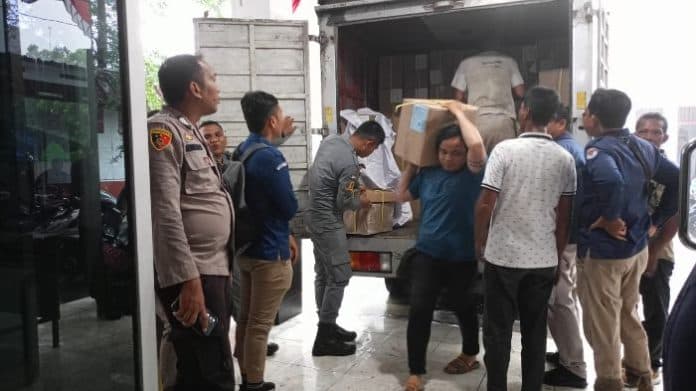 pilkada_serentak_113_kotak_surat_suara_tiba_di_kpu_binjai