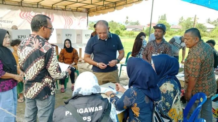 pilkada_tapteng_mahmud_dan_keluarga_nyoblos_di_tps_001_pandan