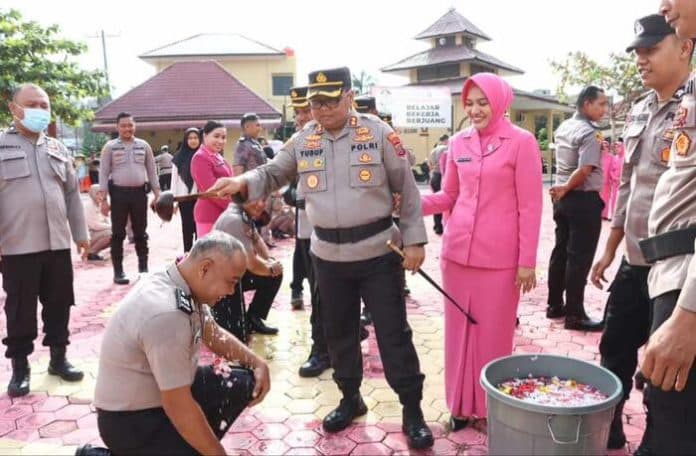 pimpin_upacara_naik_pangkat_kapolres_tanjungbalai_minta_anggotanya_melayani_tanpa_pungli