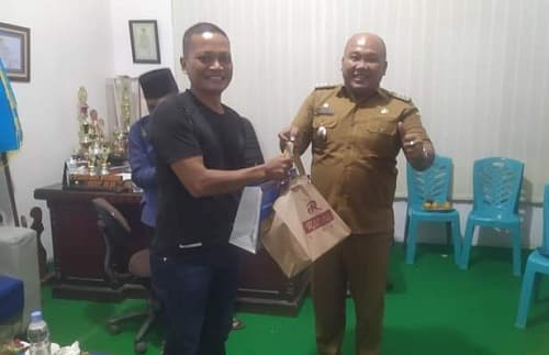 pindah_tugas_kapolsek_galang_terima_cinderamata_dari_camat