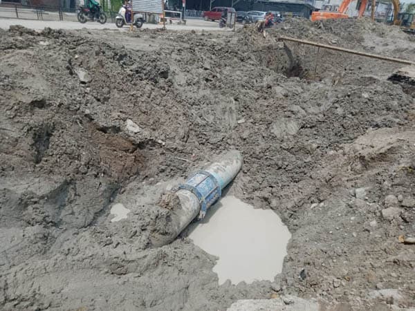 pipa_tirtanadi_di_medan_sunggal_pecah_dihantam_alat_berat_proyek_drainase