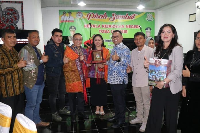 pisah_sambut_kajari_toba_samosir_bupati_terima_kasih_sudah_membentuk_kampung_rj