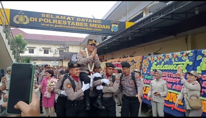 pisah_sambut_kapolrestabes_medan_kombes_teddy_jhon_marbun_keluar_digendong