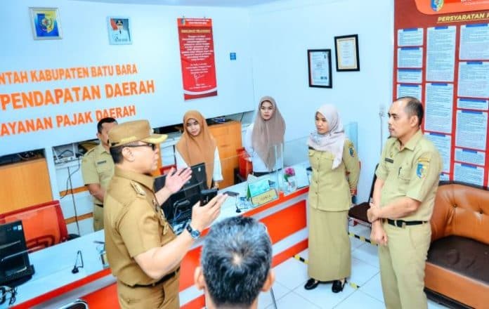 pj_bupati_batu_bara_sidak_ke_kantor_bapenda_jangan_ada_pungli