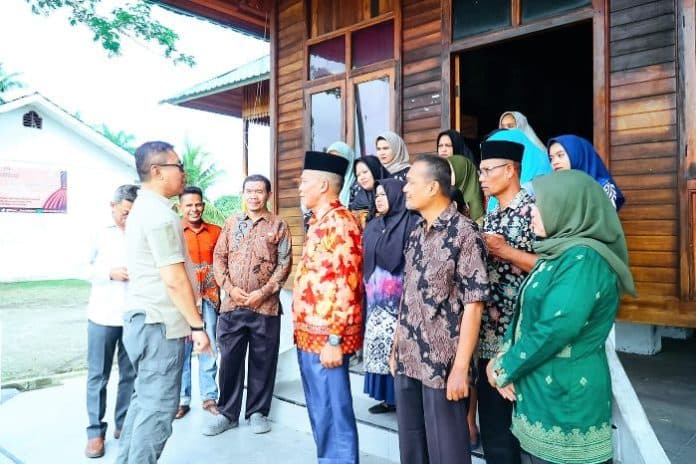 pj_bupati_batu_bara_sidak_ke_kantor_camat_talawi