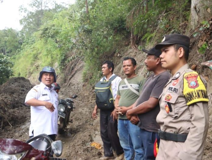 pj_bupati_dairi_cek_langsung_kondisi_desa_suka_dame_yang_terisolir_akibat_longsor