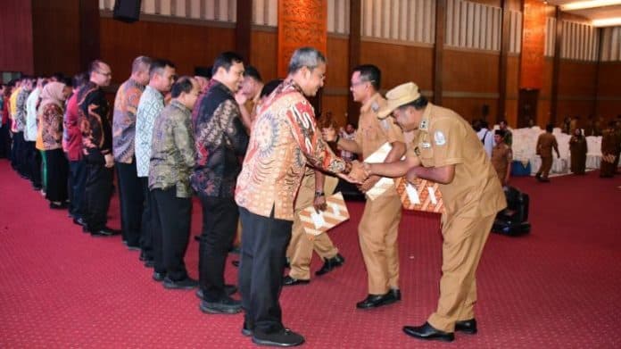 pj_bupati_deli_serdang_serahkan_296_sk_perpanjangan_masa_jabatan_kades