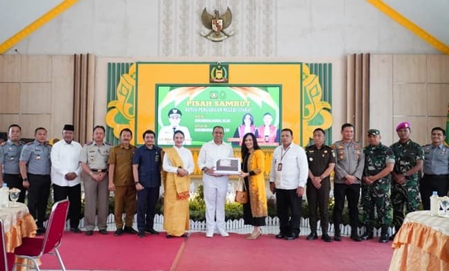 pj_bupati_langkat_gelar_pisah_sambut_ketua_pn_stabat_di_rumah_dinasnya