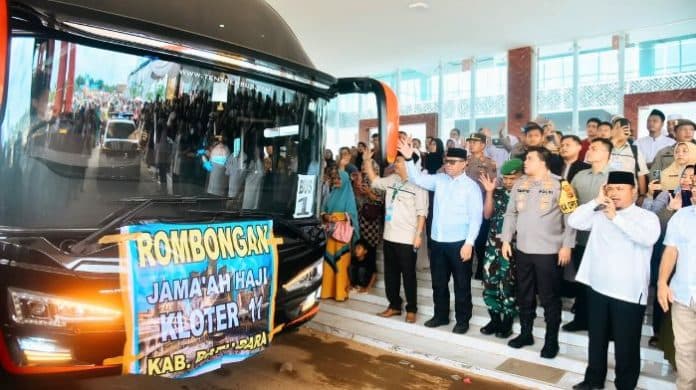 pj_bupati_lepas_keberangkatan_249_jemaah_calhaj_batu_bara_ke_asrama_haji_medan