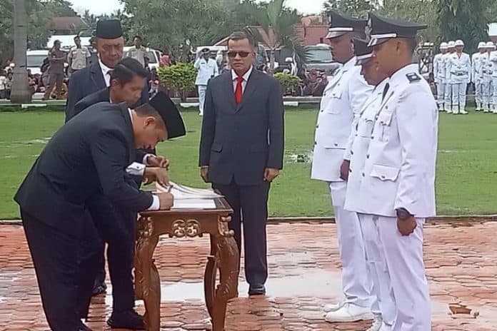 pj_bupati_paluta_lantik_105_kades_terpilih_dan_1_paw