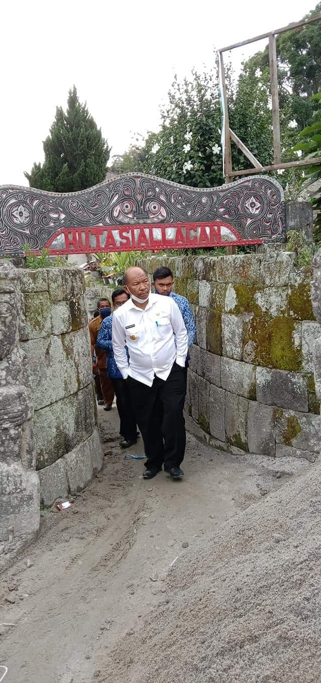 pj_bupati_samosir_monitoring_penataan_kampung_ulos_dan_batu_persidangan