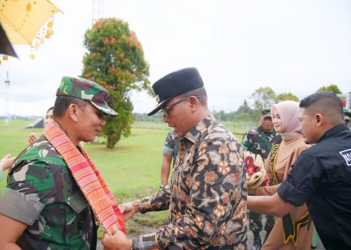 pj_bupati_sugeng_riyanta_sambut_kedatangan_pangdam_ibb_di_tapteng