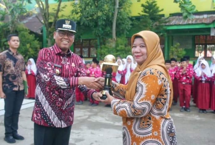 pj_bupati_sugeng_serahkan_penghargaan_adiwiyata_mandiri_terbaik_se_indonesia_kepada_min_7_tapteng