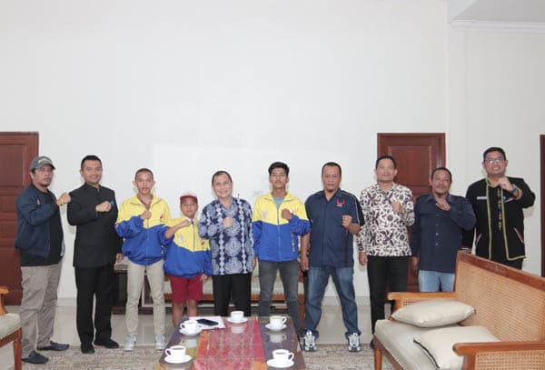 pj_bupati_surung_bantjin_lepas_5_atlet_karate_dairi_ke_kejurnas_di_jakarta