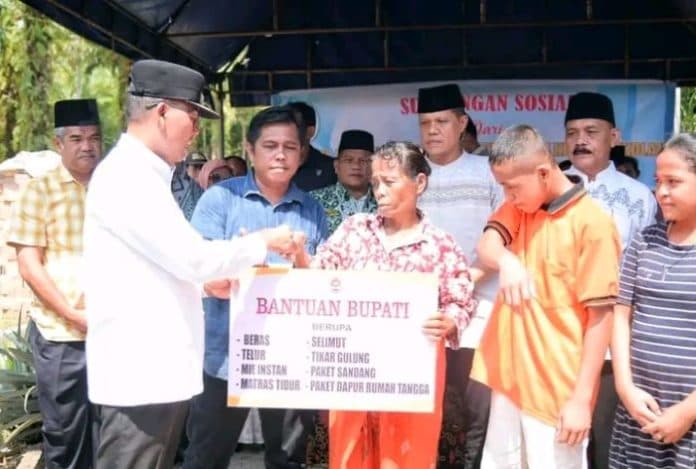 pj_bupati_tapteng_dan_jajaran_patungan_perbaiki_rumah_warga_yang_roboh