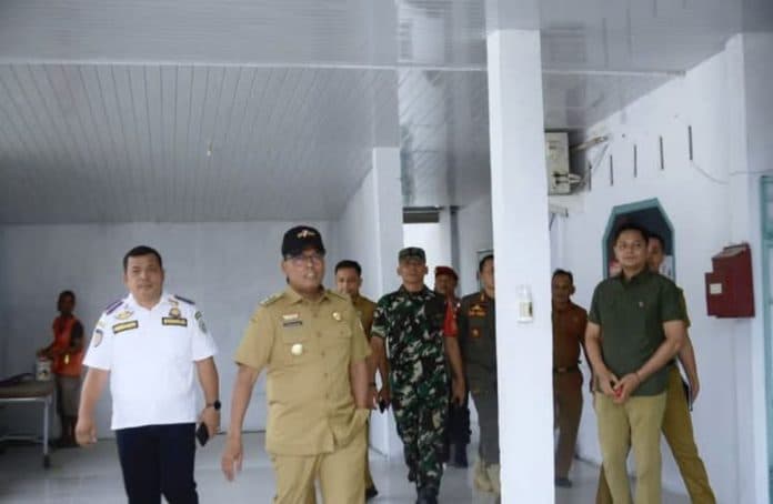 pj_bupati_tapteng_sidak_proyek_renovasi_puskesmas_badiri