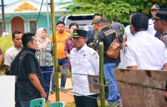 pj_bupati_tapteng_tinjau_pemungutan_suara_di_tps_2_muara_ore
