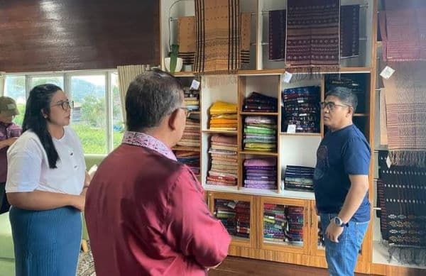 pj_bupati_taput_sebut_ulos_tenun_salah_satu_karya_warisan_terbaik