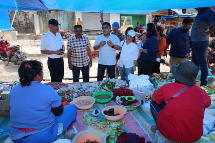 pj_bupati_taput_sidak_cek_harga_dan_stok_kebutuhan_pokok_di_pasar