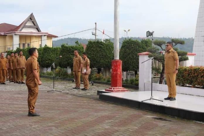 pj_bupati_taput_singgung_isu_mahar_pelantikan_pejabat_di_apel_gabungan