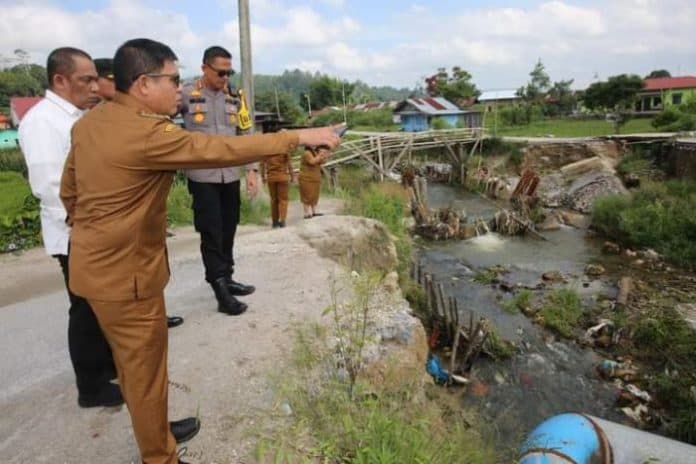pj_bupati_taput_tinjau_kerusakan_pipa_jaringan_air_bersih_di_tarutung