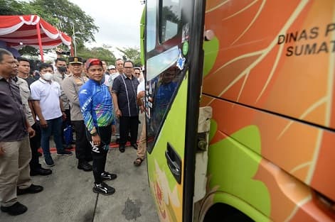 pj_gubernur_sumut_lepas_1200_peserta_mudik_gratis_nataru