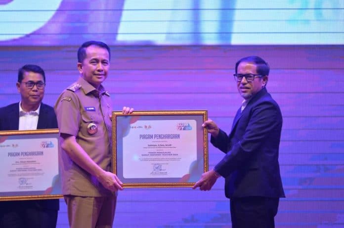 pj_gubernur_sumut_raih_penghargaan_tokoh_inspiratif_indonesia
